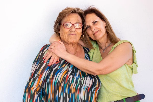 Vedere Atentă Două Femei Vârstă Mijlocie Împreună Fundal Alb — Fotografie, imagine de stoc