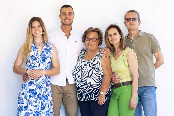 Nära Bild Lycklig Familj Tillsammans Över Vit Vägg Bakgrund — Stockfoto