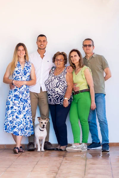 Beyaz Bir Duvar Arkasında Mutlu Bir Ailenin Yakın Görüntüsü — Stok fotoğraf