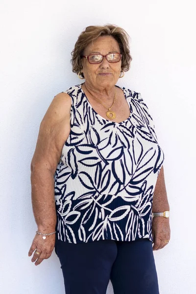 Mulher Meia Idade Branca Fundo Branco Com Óculos — Fotografia de Stock