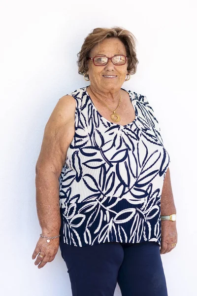 Vit Medelålders Kvinna Vit Bakgrund Med Glasögon — Stockfoto