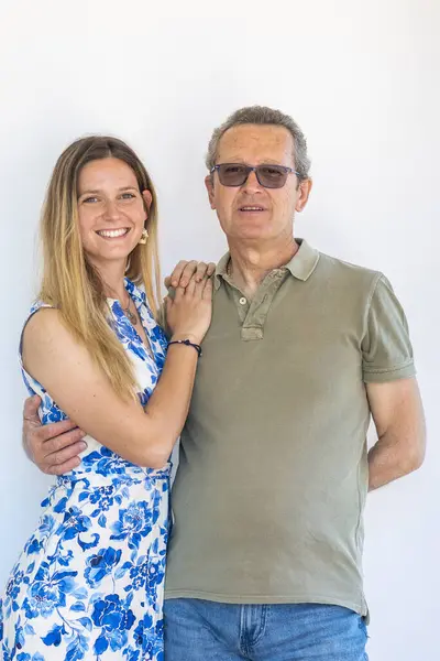 Kız Baba Birlikte Gülümsüyor Beyaz Bir Arka Planda — Stok fotoğraf