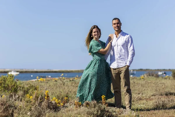 Nærbilde Lykkelig Ungt Europeisk Par Som Holder Sammen Myrlandene – stockfoto