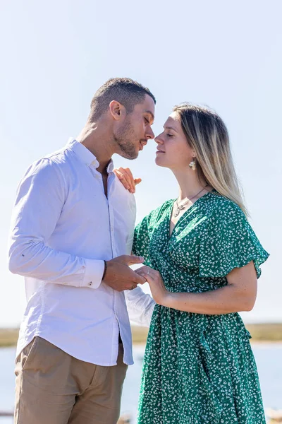 Nærbilde Lykkelig Ungt Europeisk Par Som Holder Sammen Treveien – stockfoto