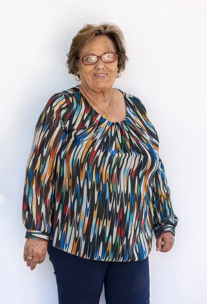 Bílá Žena Středního Věku Bílém Pozadí Brýlemi — Stock fotografie