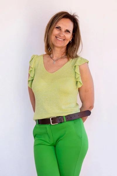 Vit Medelålders Kvinna Vit Bakgrund Bär Gröna Kläder — Stockfoto