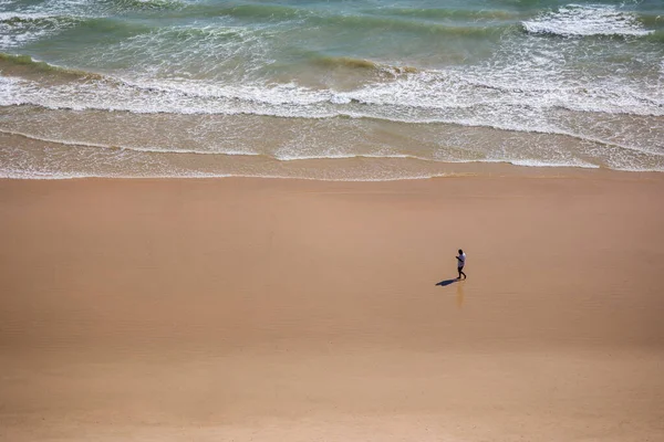 Mały Samotny Człowiek Oglądający Komórkę Plaży Dużą Ilością Miejsca Kopiowania — Zdjęcie stockowe