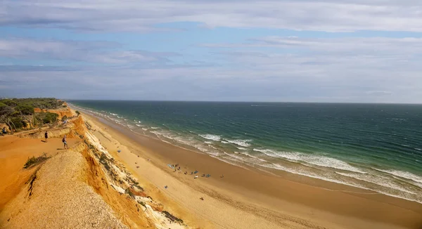 Olhos de Agua 'dan Portekiz' in Falesia plajına güzel bir manzara manzarası..