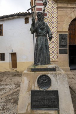Keşiş Diego Jose de Cadiz 'in heykelinin yakın görüntüsü, Nuestra Senora de La Paz, Ronda, İspanya Kilisesi önünde yer almaktadır..
