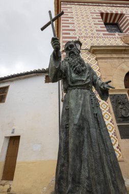 Keşiş Diego Jose de Cadiz 'in heykelinin yakın görüntüsü, Nuestra Senora de La Paz, Ronda, İspanya Kilisesi önünde yer almaktadır..