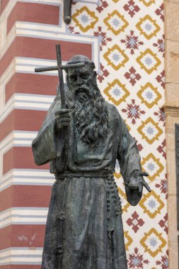 Keşiş Diego Jose de Cadiz 'in heykelinin yakın görüntüsü, Nuestra Senora de La Paz, Ronda, İspanya Kilisesi önünde yer almaktadır..