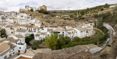 İspanya 'nın Endülüs kentindeki Setenil de las Bodegas köyünün mimarisi..