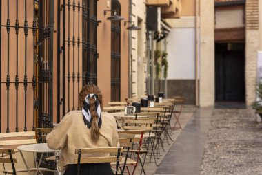 Sabahları kahvecide dinlenen kadın, Malaga, İspanya.