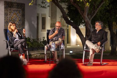 FARO, PORTUGAL: 8. SEPTEMBER, 2023 - Ünlüler, Rui Melo, Matilde Campilho ve Luis Oliveira, Faro, Portekiz 'de düzenlenen büyük bir festival olan F festivalindeki yaratıcı süreçte yapay zekadan bahsediyorlar..
