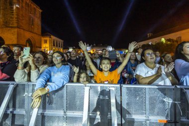 FARO, PORTUGAL: 7 Eylül 2023 - Portekiz 'in Faro kentinde düzenlenen büyük bir festival olan F Festivali' nde seyirci müzik sanatçısı.