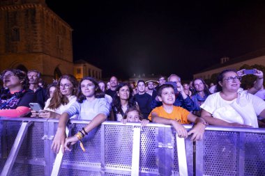 FARO, PORTUGAL: 7 Eylül 2023 - Portekiz 'in Faro kentinde düzenlenen büyük bir festival olan F Festivali' nde seyirci müzik sanatçısı.