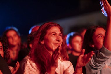 FARO, PORTUGAL: 7 Eylül 2023 - Portekiz 'in Faro kentinde düzenlenen büyük bir festival olan F Festivali' nde seyirci müzik sanatçısı.