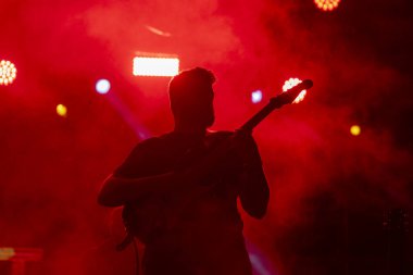 FARO, PORTUGAL: 7 Eylül 2023 - Müzik grubu Mimicat, Portekiz 'in Faro kentinde düzenlenen büyük bir festival olan F festivalinde sahne aldı..