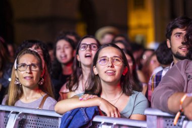 FARO, PORTUGAL: 7 Eylül 2023 - Portekiz 'in Faro kentinde düzenlenen büyük bir festival olan F Festivali' nde seyirci müzik sanatçısı.
