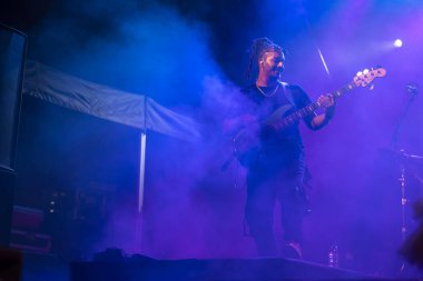 FARO, PORTUGAL: 7 Eylül 2023 - Müzik grubu Mimicat, Portekiz 'in Faro kentinde düzenlenen büyük bir festival olan F festivalinde sahne aldı..