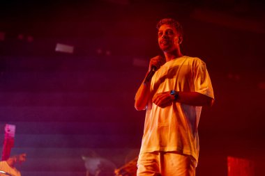 FARO, PORTUGAL: 7 Eylül 2023 - Müzik grubu, Slow J, Portekiz 'in Faro kentinde düzenlenen büyük bir festival olan F festivalinde sahne aldı..