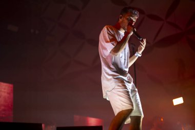 FARO, PORTUGAL: 7 Eylül 2023 - Müzik grubu, Slow J, Portekiz 'in Faro kentinde düzenlenen büyük bir festival olan F festivalinde sahne aldı..