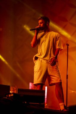 FARO, PORTUGAL: 7 Eylül 2023 - Müzik grubu, Slow J, Portekiz 'in Faro kentinde düzenlenen büyük bir festival olan F festivalinde sahne aldı..