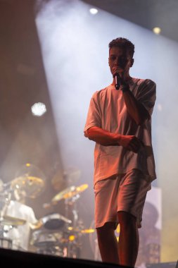 FARO, PORTUGAL: 7 Eylül 2023 - Müzik grubu, Slow J, Portekiz 'in Faro kentinde düzenlenen büyük bir festival olan F festivalinde sahne aldı..