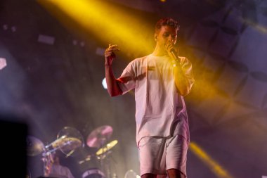 FARO, PORTUGAL: 7 Eylül 2023 - Müzik grubu, Slow J, Portekiz 'in Faro kentinde düzenlenen büyük bir festival olan F festivalinde sahne aldı..