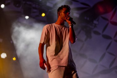 FARO, PORTUGAL: 7 Eylül 2023 - Müzik grubu, Slow J, Portekiz 'in Faro kentinde düzenlenen büyük bir festival olan F festivalinde sahne aldı..