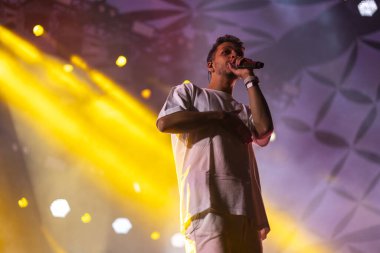 FARO, PORTUGAL: 7 Eylül 2023 - Müzik grubu, Slow J, Portekiz 'in Faro kentinde düzenlenen büyük bir festival olan F festivalinde sahne aldı..