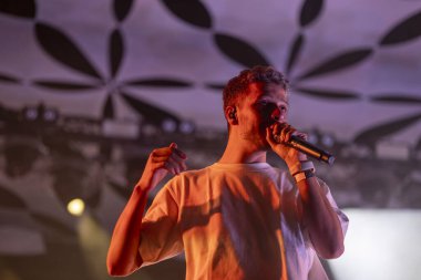 FARO, PORTUGAL: 7 Eylül 2023 - Müzik grubu, Slow J, Portekiz 'in Faro kentinde düzenlenen büyük bir festival olan F festivalinde sahne aldı..