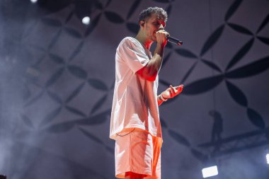 FARO, PORTUGAL: 7 Eylül 2023 - Müzik grubu, Slow J, Portekiz 'in Faro kentinde düzenlenen büyük bir festival olan F festivalinde sahne aldı..