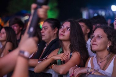 FARO, PORTUGAL: 7 Eylül 2023 - Portekiz 'in Faro kentinde düzenlenen büyük bir festival olan F Festivali' nde seyirci müzik sanatçısı.