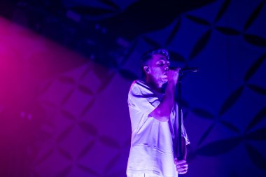 FARO, PORTUGAL: 7 Eylül 2023 - Müzik grubu, Slow J, Portekiz 'in Faro kentinde düzenlenen büyük bir festival olan F festivalinde sahne aldı..