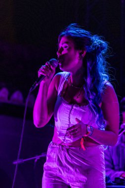 FARO, PORTUGAL: 7 Eylül 2023 - Müzik grubu, Slow J, Portekiz 'in Faro kentinde düzenlenen büyük bir festival olan F festivalinde sahne aldı..