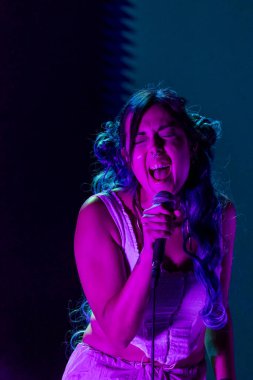 FARO, PORTUGAL: 7 Eylül 2023 - Müzik grubu, Slow J, Portekiz 'in Faro kentinde düzenlenen büyük bir festival olan F festivalinde sahne aldı..