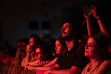 FARO, PORTUGAL: 7 Eylül 2023 - Portekiz 'in Faro kentinde düzenlenen büyük bir festival olan F Festivali' nde seyirci müzik sanatçısı.