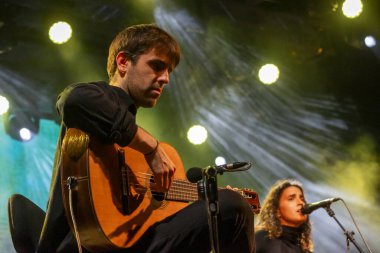 FARO, PORTUGAL: 7 Eylül 2023 - Müzik grubu Maro, Portekiz 'in Faro kentinde düzenlenen büyük bir festival olan F festivalinde sahne aldı..