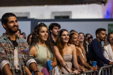 FARO, PORTUGAL: 7 Eylül 2023 - Portekiz 'in Faro kentinde düzenlenen büyük bir festival olan F Festivali' nde seyirci müzik sanatçısı.