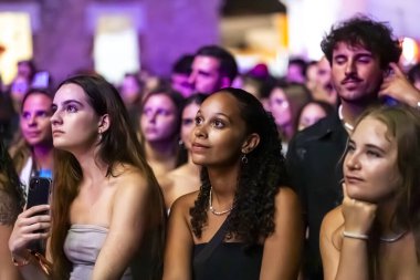 FARO, PORTUGAL: 7 Eylül 2023 - Portekiz 'in Faro kentinde düzenlenen büyük bir festival olan F Festivali' nde seyirci müzik sanatçısı.