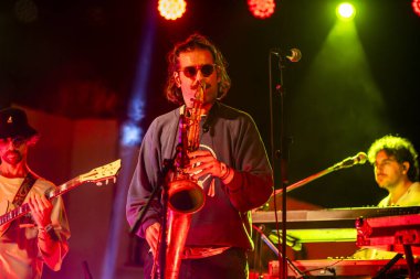 FARO, PORTUGAL: 7 Eylül 2023 - Müzik grubu, Pimenta Caseira, Portekiz 'in Faro kentinde düzenlenen büyük bir festival olan F festivalinde sahne aldı..