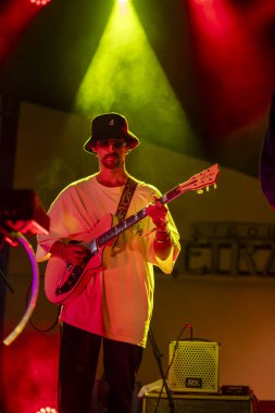 FARO, PORTUGAL: 7 Eylül 2023 - Müzik grubu, Pimenta Caseira, Portekiz 'in Faro kentinde düzenlenen büyük bir festival olan F festivalinde sahne aldı..