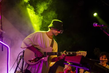 FARO, PORTUGAL: 7 Eylül 2023 - Müzik grubu, Pimenta Caseira, Portekiz 'in Faro kentinde düzenlenen büyük bir festival olan F festivalinde sahne aldı..