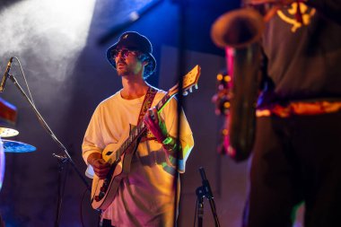 FARO, PORTUGAL: 7 Eylül 2023 - Müzik grubu, Pimenta Caseira, Portekiz 'in Faro kentinde düzenlenen büyük bir festival olan F festivalinde sahne aldı..