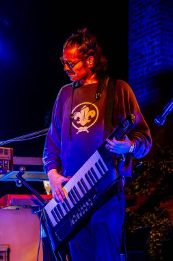 FARO, PORTUGAL: 7 Eylül 2023 - Müzik grubu, Pimenta Caseira, Portekiz 'in Faro kentinde düzenlenen büyük bir festival olan F festivalinde sahne aldı..