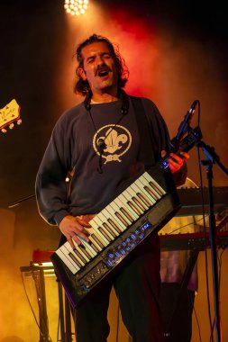 FARO, PORTUGAL: 7 Eylül 2023 - Müzik grubu, Pimenta Caseira, Portekiz 'in Faro kentinde düzenlenen büyük bir festival olan F festivalinde sahne aldı..