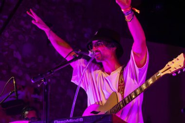 FARO, PORTUGAL: 7 Eylül 2023 - Müzik grubu, Pimenta Caseira, Portekiz 'in Faro kentinde düzenlenen büyük bir festival olan F festivalinde sahne aldı..