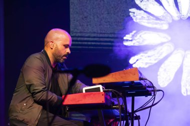 FARO, PORTUGAL: 7 Eylül 2023 - Müzik grubu S.Pedro, Portekiz 'in Faro kentinde düzenlenen büyük bir festival olan F festivalinde sahne aldı..