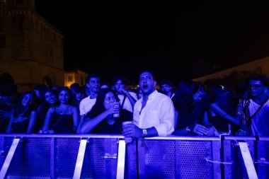FARO, PORTUGAL: 7 Eylül 2023 - Portekiz 'in Faro kentinde düzenlenen büyük bir festival olan F Festivali' nde seyirci müzik sanatçısı.